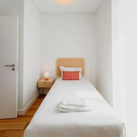 Orange House - Beautiful Two-bedroom 1d Apartment *